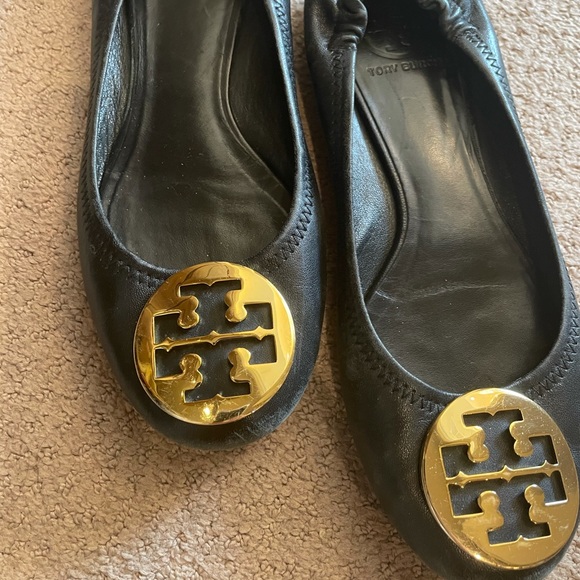 Tory Burch ballet flat. Black with gold emblem - Picture 2 of 4